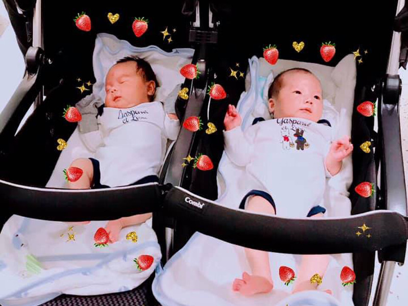 "Một thế giới mới tốt đẹp đầy tình yêu thương chào đón 2 con heo vàng của ba mẹ ra đời. Ba Thành và mẹ sẽ làm tất cả vì các con", Trương Nam Thành viết khi hai con trai cất tiếng khóc chào đời.