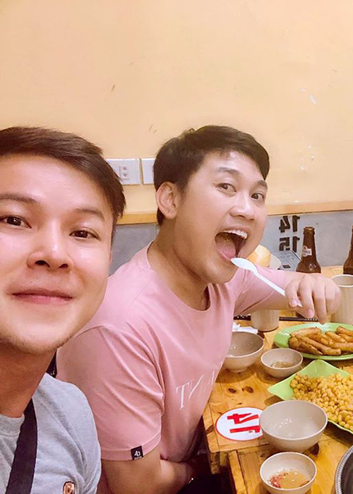 "Thánh hát nhép" thừa nhận, ban đầu anh chủ động chinh phục vì thích cái đẹp còn Thanh Tú tò mò về cuộc sống của nghệ sĩ.