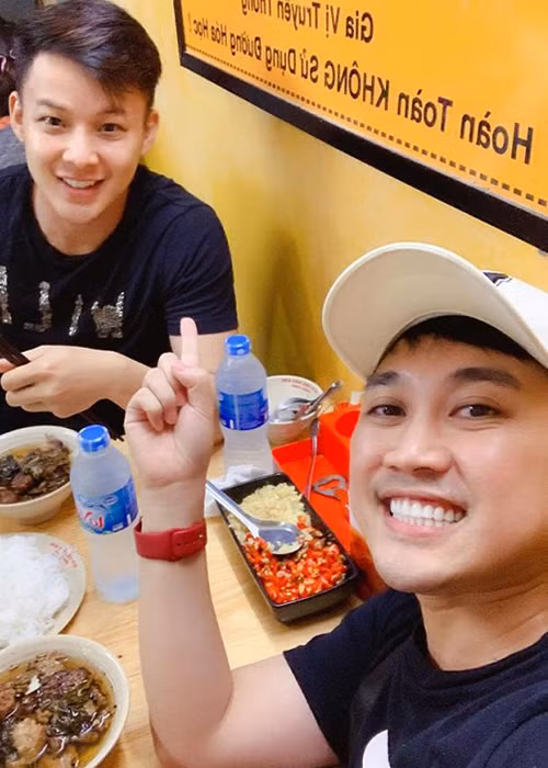 "Mình nghĩ mình cũng đã đủ duyên, hai đứa cũng đang trong thời gian tự tin với mối quan hệ của mình", nam ca sĩ chia sẻ.