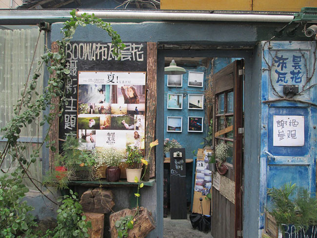 Nghệ thuật: Ở phòng trưng bày nghệ thuật Vũ Hán, những bức tranh màu nước tuyệt đẹp của Trung Quốc chỉ là một phần rất nhỏ của những gì diễn ra trong bối cảnh nghệ thuật miền Trung đất nước tỉ dân. Thành phố hiện đang thu hút ngày càng nhiều triển lãm quốc tế của nhiều nhà nghệ thuật từ Bắc Kinh và Thượng Hải.