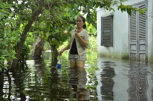 Theo ghi nhận của PV Kiến Thức vào chiều 21/9, căn nhà vẫn bị biển nước mênh mông bao vây. Xung quanh rác nổi lềnh bềnh, nước tù đọng suốt nhiều ngày đã bốc mùi hôi thối nồng nặc. Nước ngập sâu xung quanh nhà tới gần 1m.