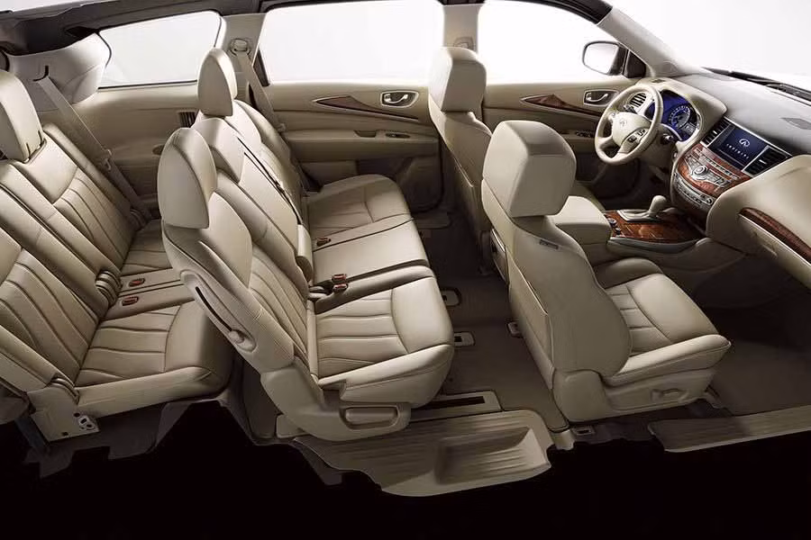 Hệ thống âm thanh BOSE® Cao cấp với 13 loa, AM/FM/CD/DVD với khả năng chơi nhạc MP3, hệ thống dữ liệu Radio (RDS) và tính năng điều khiển âm lượng cảm biến theo tốc độ, các cổng kết nối thiết bị đa phương tiện bên ngoài, kết nối bluetooth.