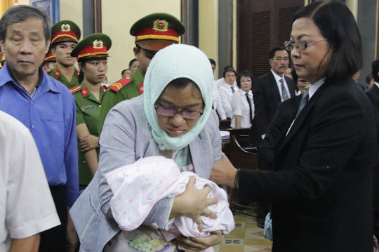 Bị cáo Bùi Thị Kim Loan lại mang con nhỏ vào phòng xét xử.