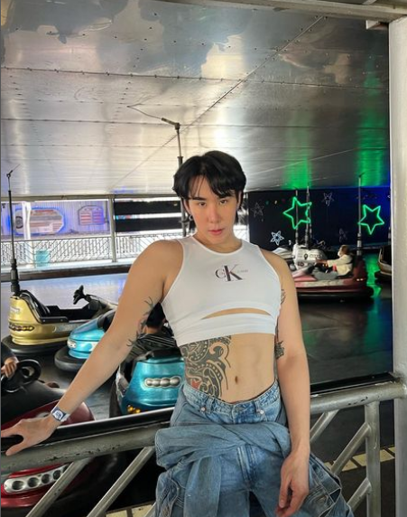 Mỗi lần lên hình là anh lại thể hiện sự chuyên nghiệp thông qua từng cách tạo dáng không khác nào người mẫu.