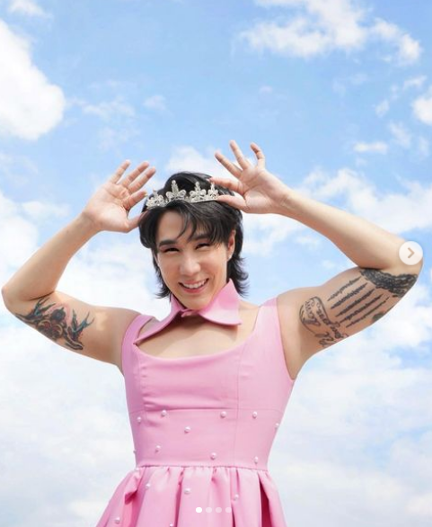 Nhờ sự tự tin, dám nghĩ dám làm cùng gu thẩm mỹ cao mà Koendanai nhận được rất nhiều lời mời làm mẫu quảng cáo cho các nhãn hiệu nổi tiếng.