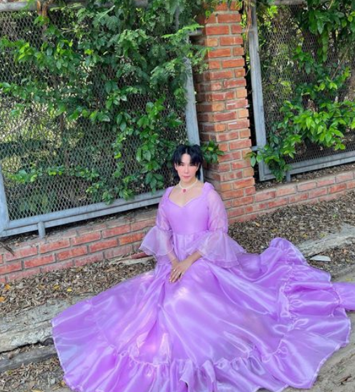 Koendanai là người đi tiên phong trong xu hướng thời trang mới ở xứ sở chùa vàng. Song cái mà anh theo đuổi không phải những bộ vest đậm chất quý ông hay kiểu trang phục nam tính mà nam YouTuber lại chọn và yêu thích những bộ váy xinh đẹp.