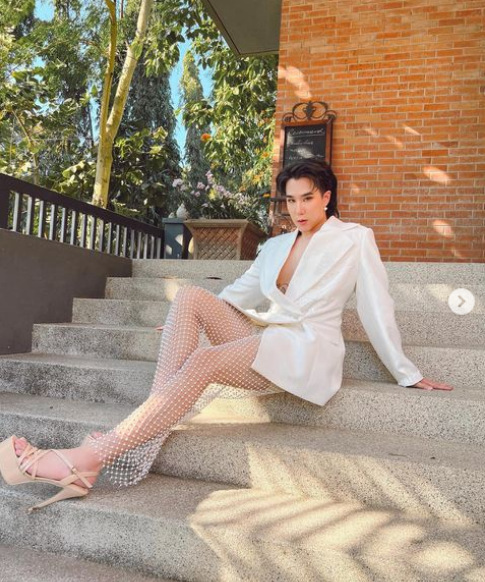 Ngày nay, nhiều hãng thời trang dần cởi mở hơn khi tung ra các thiết kế vượt ra khỏi rào cản giới tính. Có lẽ bởi vậy, chuyện nam giới mặc đồ nữ như chàng trai này không còn hiếm gặp. Ảnh: IGNV