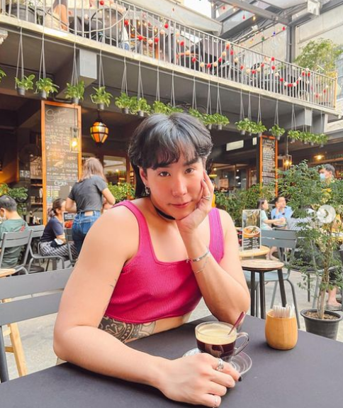 Song điều đặc biệt hơn cả ở Koendanai đó là anh còn chẳng hề cố tạo ra cho mình vẻ ngoài nữ tính để hợp với các trang phục gắn liền với phái đẹp.