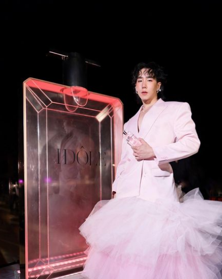 Nhờ vào sự tận tâm của mình, chàng trai này đã nhận được nhiều giải thưởng lớn cũng như trở thành đại sứ của các thương hiệu, nhãn hàng nổi tiếng.