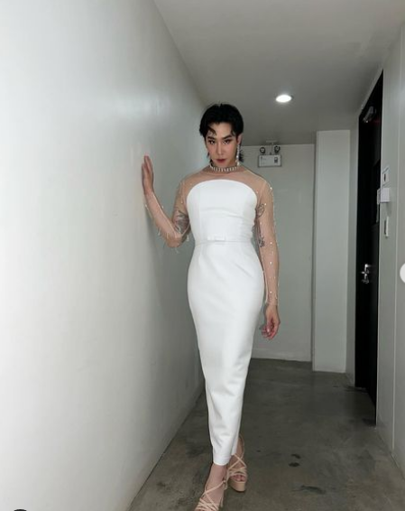 Những hình ảnh diện trang phục phái nữ của nam Youtuber này đã truyền năng lượng tích cực đến cộng đồng mạng, đặc biệt là đến với cộng đồng LGBT.