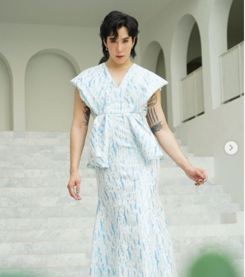 Không ít người đã phải “bật ngửa” khi thấy nam YouTuber mặc những bộ váy hoa, váy bó sát nhưng thân hình lại to cao, vạm vỡ.