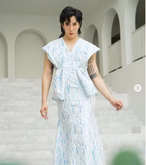 Không ít người đã phải “bật ngửa” khi thấy nam YouTuber mặc những bộ váy hoa, váy bó sát nhưng thân hình lại to cao, vạm vỡ.