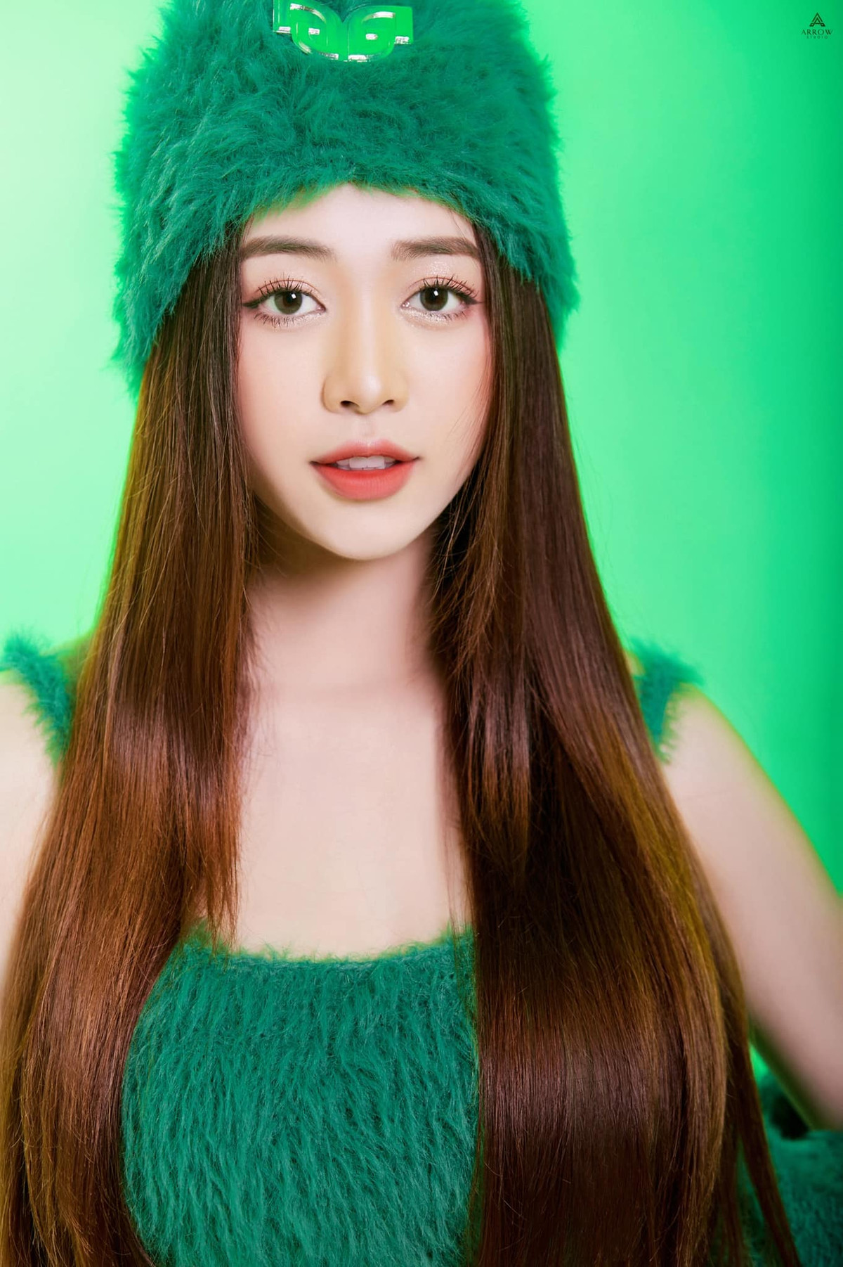 Trong những bộ trang phục hở bạo Hằng khoe triệt để lợi thế hình thể của mình. Từ đôi chân nuột nà, vòng eo không chút mỡ thừa, cho đến vòng một căng tràn sức sống.