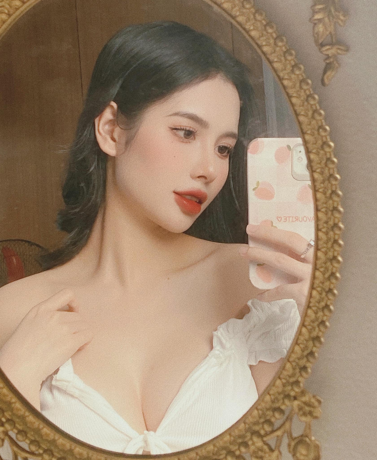 Nhắc đến dàn hot girl Quảng Ninh không thể thiếu cái tên Nguyễn Vân Anh. Cô đang gây chú ý thời gian qua nhờ sở hữu vẻ đẹp "lạ" như nàng thơ trong cổ tích.