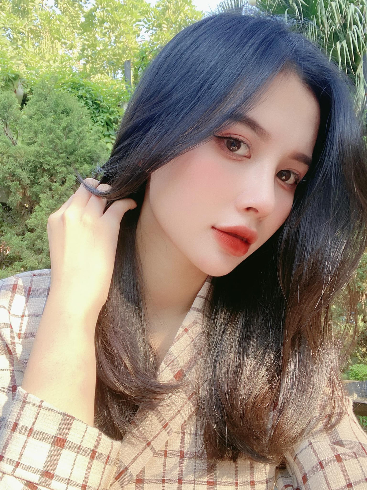 Sở hữu chiều cao 1m63 với số đo 3 vòng gần như hoàn hảo 90-57-95, Vân Anh có đôi mắt "biết nói", gương mặt chuẩn hot girl khiến ai cũng tấm tắc khen ngợi.