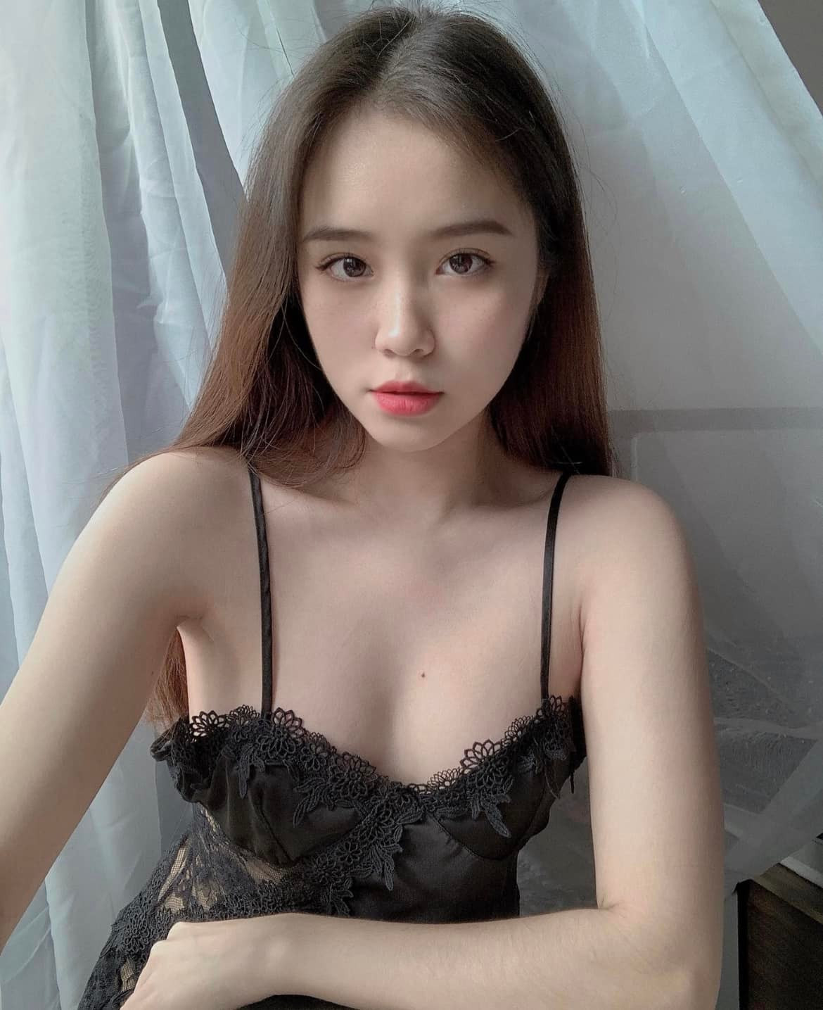 Mọi người xung quanh thường nhận xét Nhung là một người dễ mến, dễ gần, đôi lúc hơi bướng bỉnh một chút.