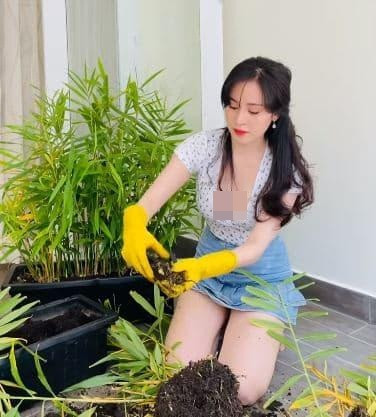 Trong clip hot girl Huyền Anh mặc áo cổ chữ V xẻ sâu, nên mỗi lần cô nàng cúi luôn làm cư dân mạng thót tim vì sợ lộ hàng.