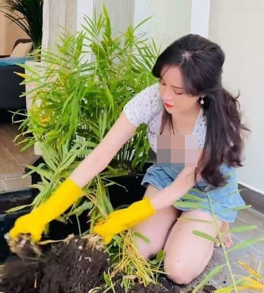 Đáng chú ý, khi để lộ vết sẹo trên đầu trong lúc cúi người bẻ gừng, Huyền Anh lần đầu tiết lộ về quá khứ của nó, cô cho biết lúc đi tập nhi đồng và bị bạn ném đá chảy máu về khâu 3 mũi.