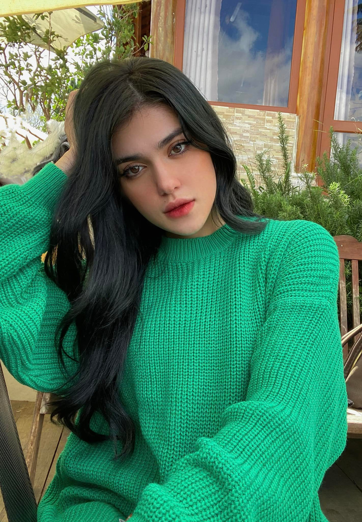 Cô gái lai 3 dòng màu chẳng những xinh đẹp mà còn có hình thể cân đối, thon gọn.