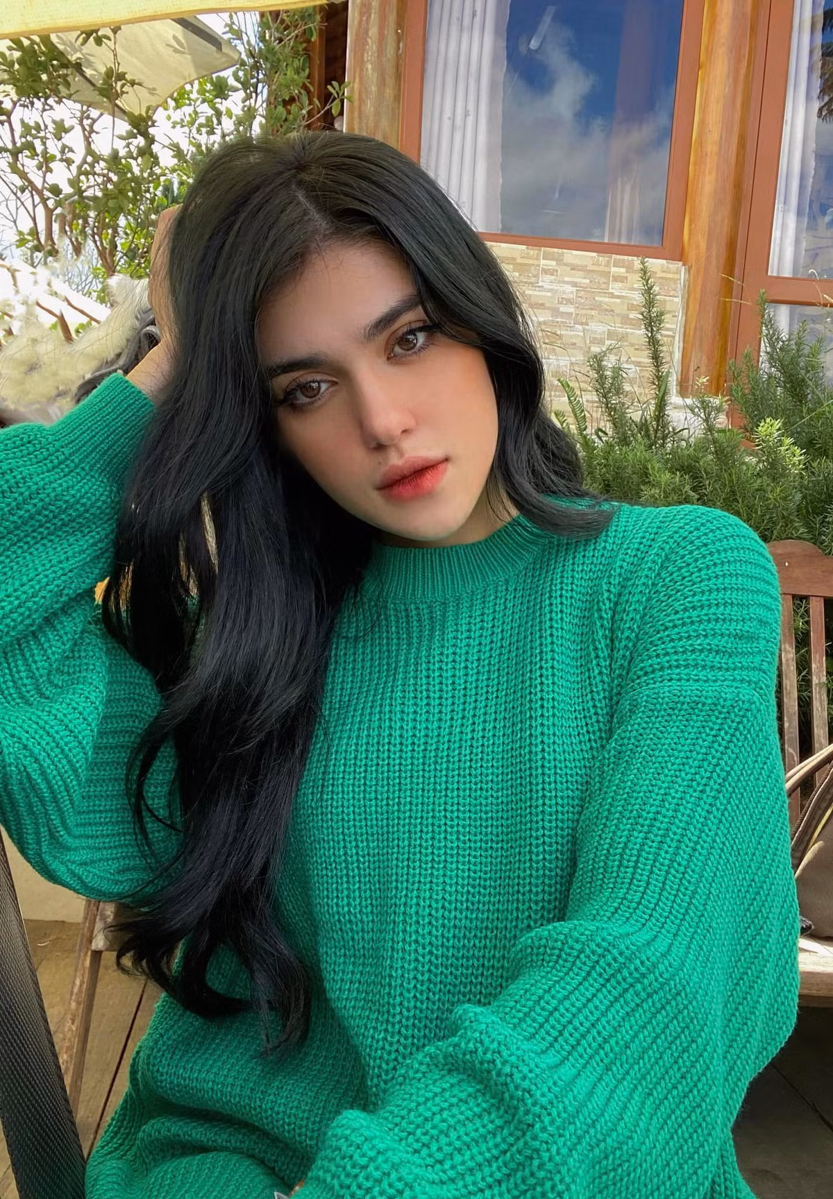 Cô gái lai 3 dòng màu chẳng những xinh đẹp mà còn có hình thể cân đối, thon gọn.