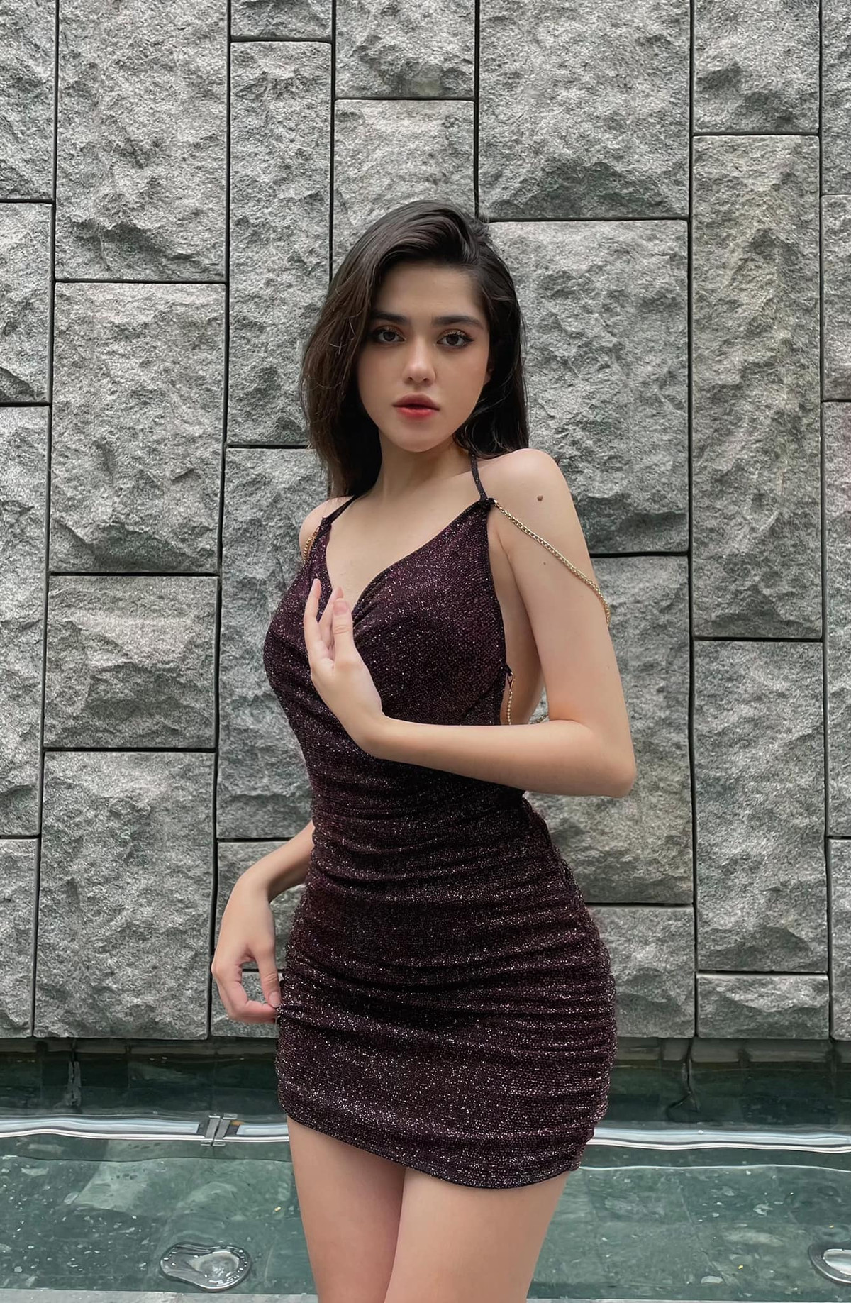 Anna Beudeker (tên tiếng Việt: Phan Thúy Anh) sinh năm 2001 cũng là hot girl gây chú ý với vẻ đẹp lai.