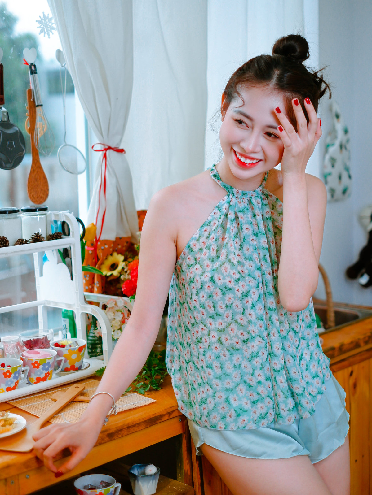 Hot girl rất biết chiều lòng khán giả khi sản xuất đa dạng nội dung từ review ăn uống, vui chơi đến diễn hài, lồng tiếng.