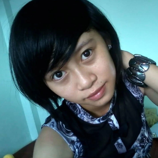 Hình ảnh thời "ngố tàu" của nữ TikToker này với mái tóc sư tử, vòng tay size to bản và nhìn ngước lên để selfie. Đính kèm, Phương Thoa còn chia sẻ nick Yahoo kiểu teencode mà không dân chơi hồi đó nào không hiểu "Ti3u Tku Tox Nqan hjhj" (Tiểu thư tóc ngắn hihi).