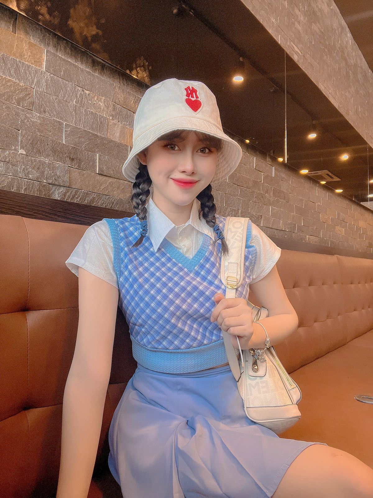 Ngoài ra, cô còn giúp ba mẹ trả nợ, xây lại nhà ở quê, giúp đỡ gia đình có cuộc sống chất lượng hơn.