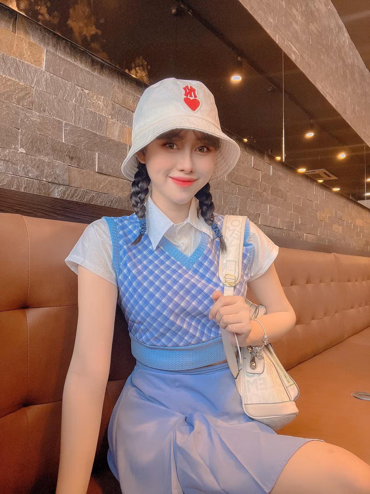 Ngoài ra, cô còn giúp ba mẹ trả nợ, xây lại nhà ở quê, giúp đỡ gia đình có cuộc sống chất lượng hơn.