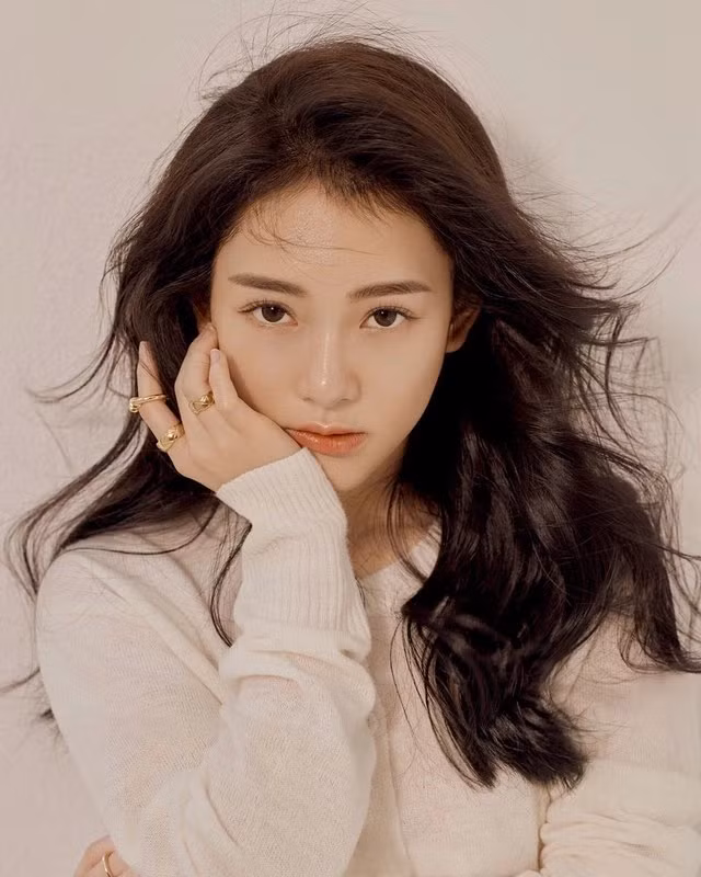 Chẳng cần trang điểm cầu kỳ, cô vẫn gây ấn tượng bởi vẻ đẹp nguyên bản, đường nét hài hòa.