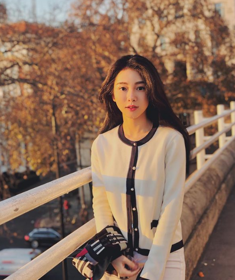 Khi xuất hiện trước ống kính trong studio chuyên nghiệp, thoạt nhìn người ta sẽ đoán rằng cô là một người mẫu ảnh hoặc diễn viên nào đó.