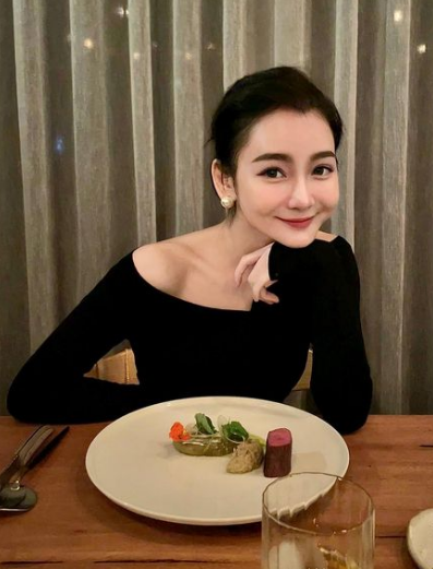 Gái xinh ngành y sinh ra trong một gia đình có truyền thống gắn bó với ngành Y. Bởi thế ngay từ nhỏ cô đã nuôi mơ ước nối nghiệp gia đình khi lớn lên.