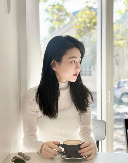 Ngắm nhìn cô nhiều vừa liên tưởng đến hot girl "thanh xuân vườn trường" lại vừa toát lên sự khả ái, thông minh của một người phụ nữ có học thức.