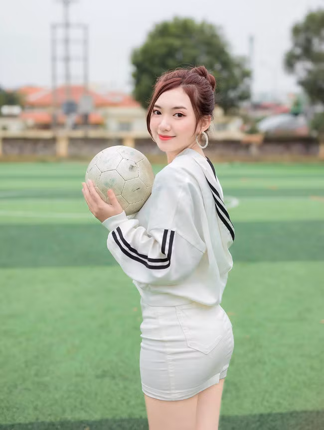 Thanh Nhung có được vóc dáng đẹp như vậy là nhờ duy trì chế độ ăn uống lành mạnh.