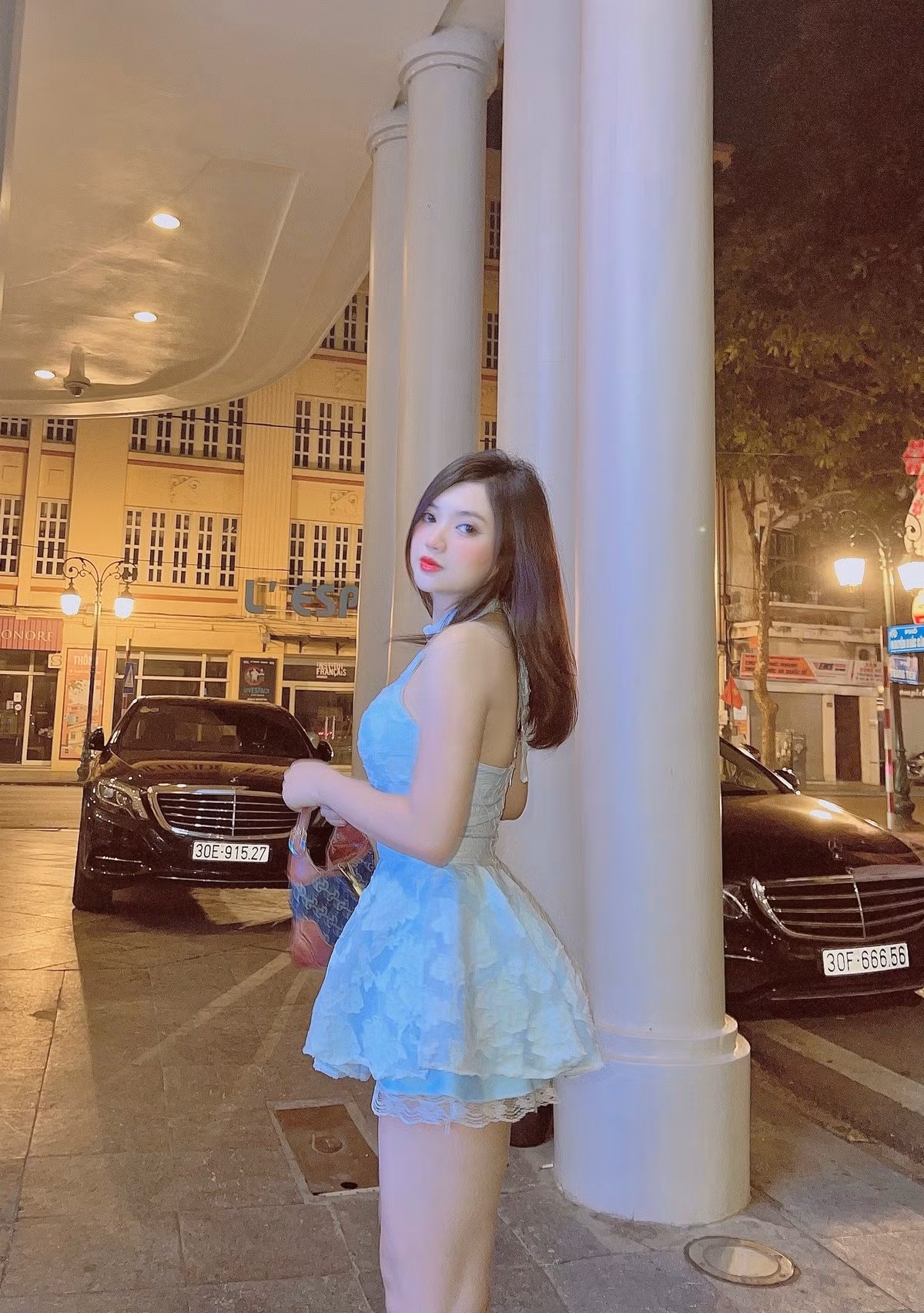 Xuất hiện trên một số diễn đàn chuyên đăng ảnh gái xinh, cô gái Thanh Hoá có tên Hoàng Thanh Nhung nhanh chóng thu hút sự chú ý đặc biệt của cư dân mạng.