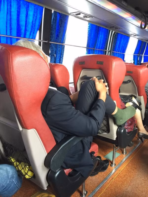 Với nhiều người đi xe khách, những bàn chân "lạ" này thực sự gây ám ảnh.