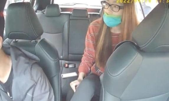 Cụ thể, nữ hành khách này đã dùng chân giẫm lên đệm ghế trước của chiếc xe ô tô. Điều này khiến cô bị nam tài xế nhắc nhở. Tuy nhiên thay vì để chân xuống, cô gái đã cãi nhau tay đôi với tài xế, đưa thẳng bàn chân trần về phía trước ghế tài xế, dí sát vào mặt anh và hỏi: "Anh muốn xem chân của tôi có sạch không? Nè, ngửi đi, có thấy mùi gì không?".