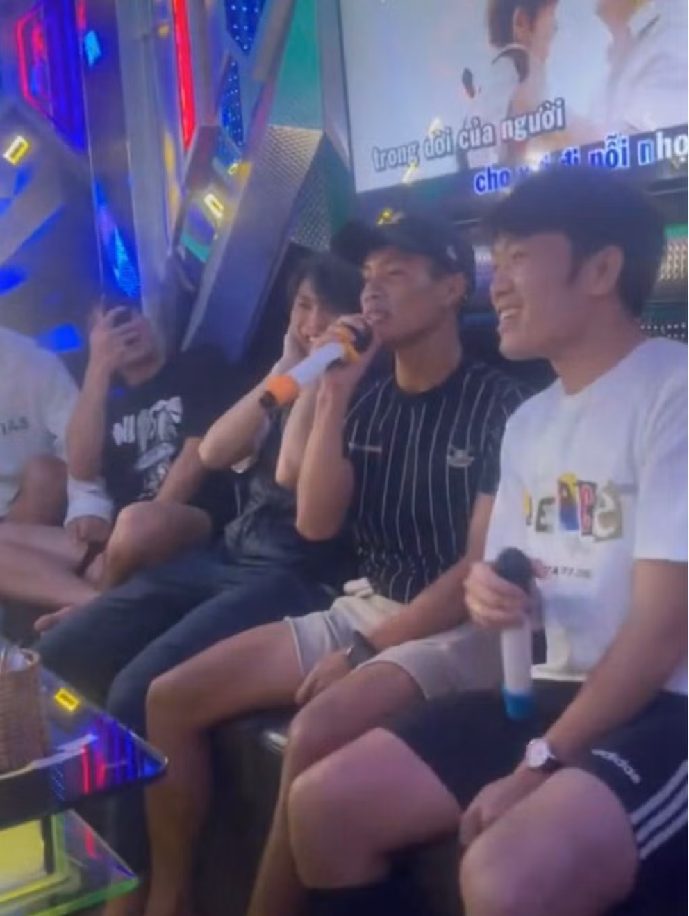 Được biết, dịp này các cầu thủ của CLB HAGL có buổi tụ tập đi hát karaoke cùng nhau sau buổi tập luyện mệt mỏi. Vợ chồng Công Phượng và con trai đã cùng đi, đây cũng là lần đầu tiên hình ảnh của con trai nam tiền đạo được công khai trên mạng xã hội.