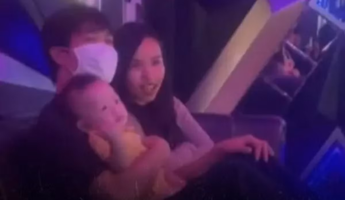 Con trai Công Phượng được 8 tháng tuổi, trộm vía cậu bé trông rất kháu khỉnh, bảnh trai.