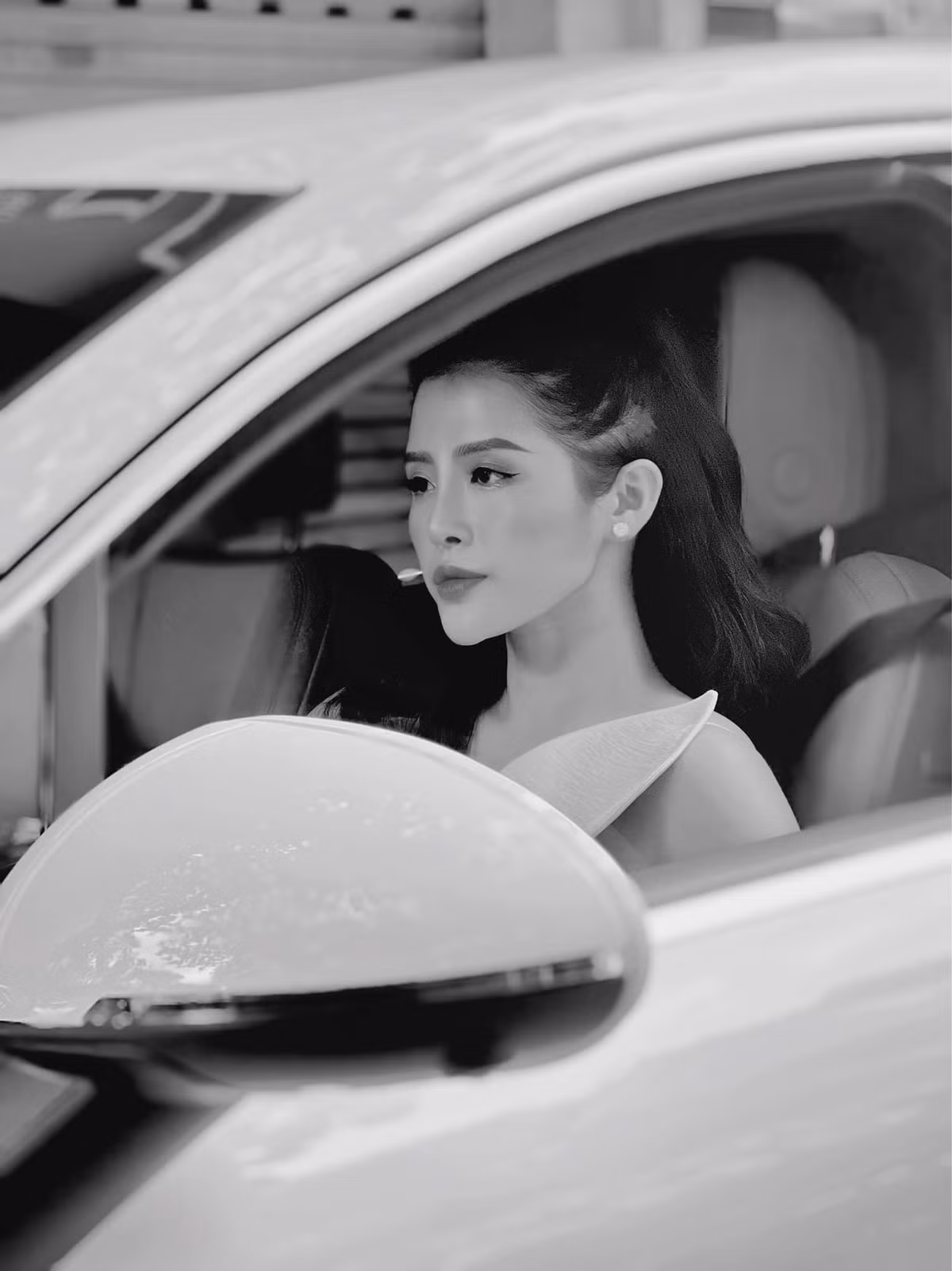 Ngoài đời thường, cô nàng 28 tuổi lại cực kỳ trẻ trung, năng động và sành điệu không thua kém ai.