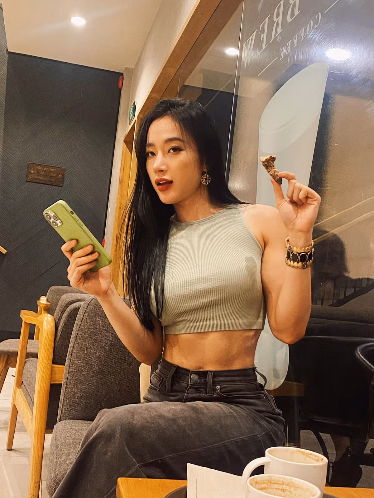 Thay vì tập để duy trì vóc dáng thon thả, gợi cảm như trước thì bây giờ hot girl Angela Phương Trinh lại tăng cường cơ bắp cuồn cuộn khiến netizen không khỏi giật mình.