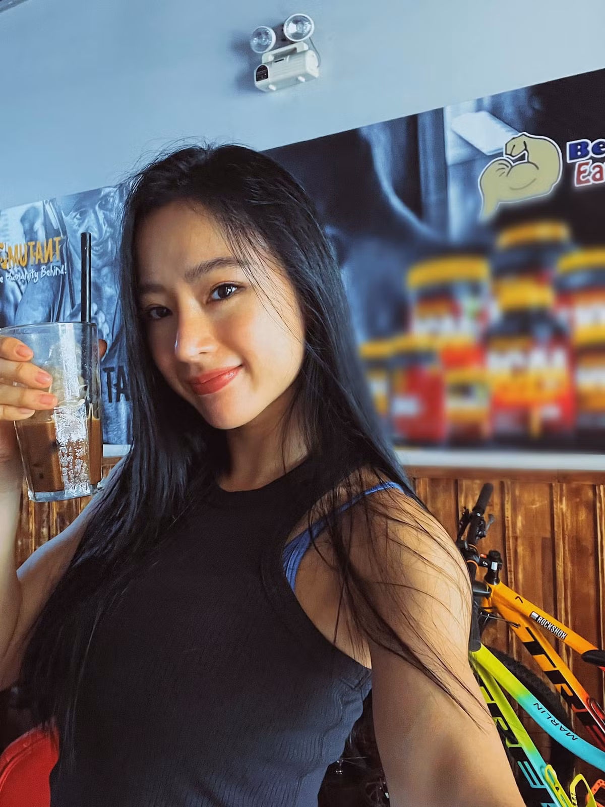 Dưới bài viết, người hâm mộ bất ngờ và dành lời khen ngợi cho vẻ đẹp khỏe mạnh của Angela Phương Trinh.