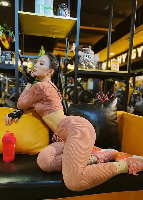 Từ khi cô ngưng các hoạt động nghệ thuật, cô cho rằng bản thân thấy hạnh phúc khi được sống với những ý niệm mà mình theo đuổi. Ảnh: FBNV