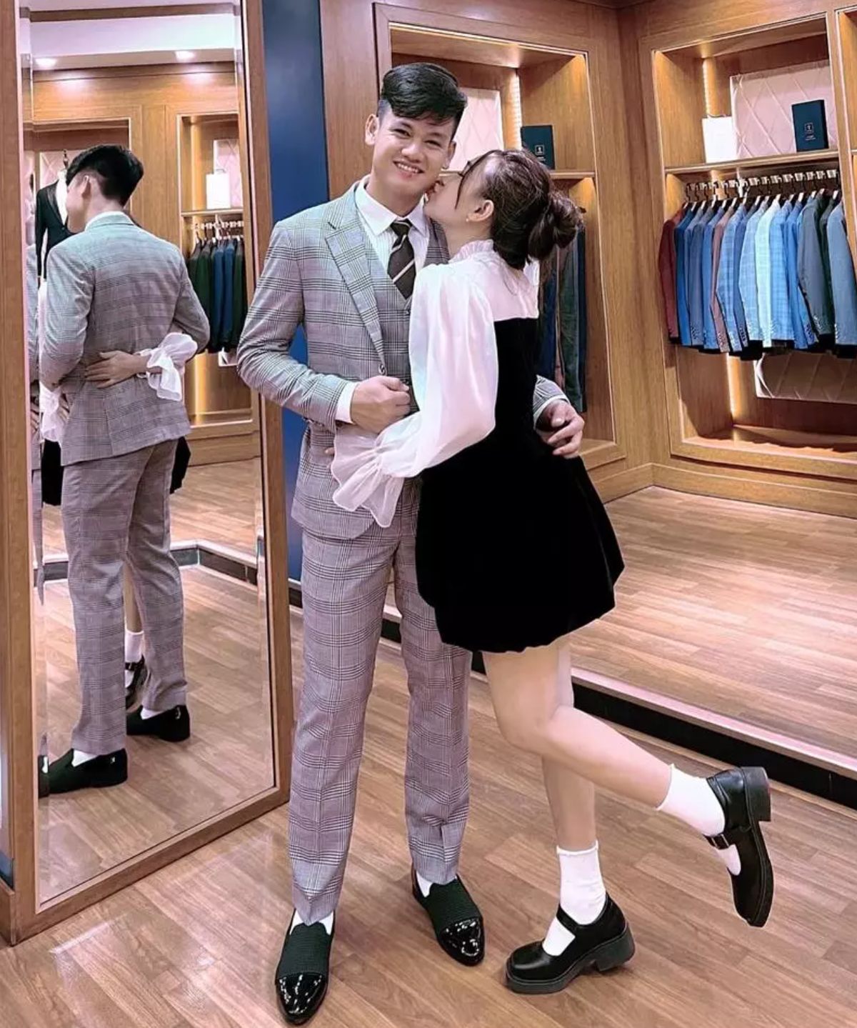 Trong tháng 4, ngoài đám cưới trung vệ Nguyễn Thành Chung, người hâm mộ còn được ăn mừng hôn lễ của cầu thủ Hồ Tấn Tài.