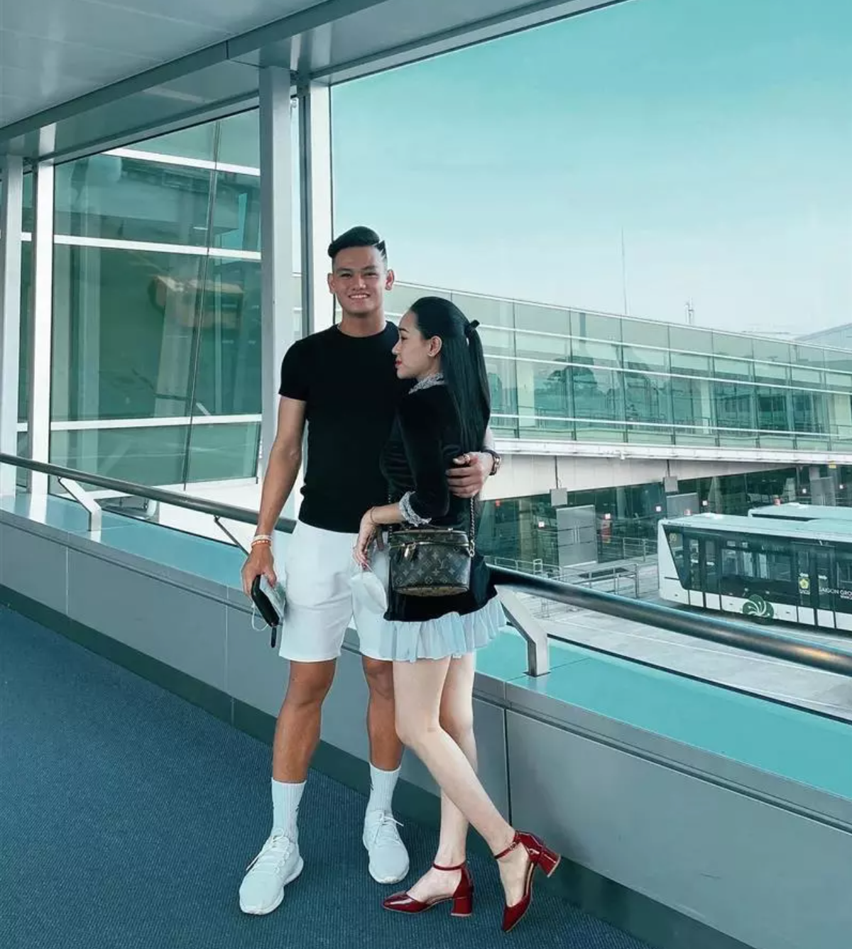 Từ đầu tháng 3, Hồ Tấn Tài và bạn gái Phạm Hiếu đã đi thử đồ cưới. Cả hai chia sẻ những hình ảnh thân mật và hạnh phúc.