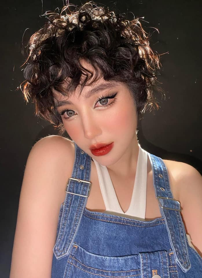 Nổi tiếng với hình thể gợi cảm, Elly Trần nhanh chóng lấn sân sang điện ảnh. Tuy nhiên cô chỉ được nhớ tới với đường cong nóng bỏng trên màn ảnh.