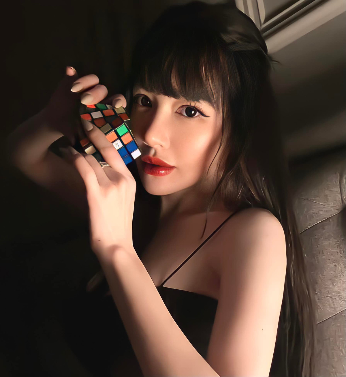 Không có nhiều hoạt động nghệ thuật nổi bật nhưng Elly Trần vẫn được công chúng quan tâm bởi vẻ đẹp táo bạo dù đã qua hai lần sinh nở.