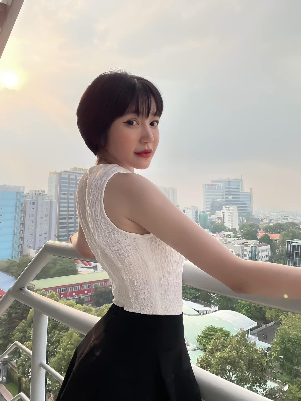 Những năm gần đây, ngoại hình của Elly Trần liên tục có sự thay đổi khiến cô vướng phải tin đồn phẫu thuật thẩm mỹ. Tuy nhiên người đẹp chưa bao giờ lên tiếng về những nghi vấn này.