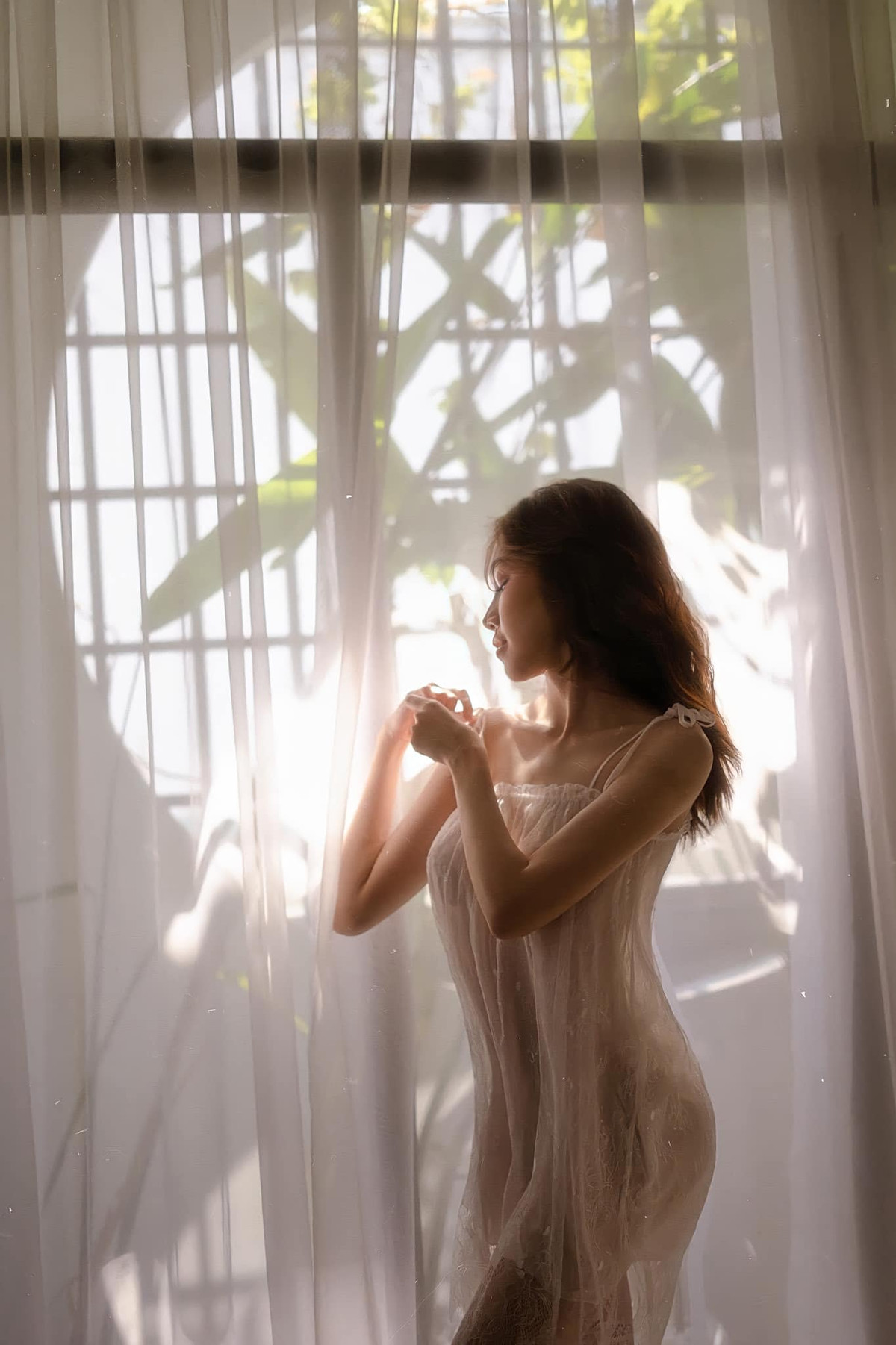 Theo đó, khi diện trên mình những bộ váy ren mỏng tang, hot mom đã khoe khéo được body đỉnh của chóp với vòng 2 thon gọn.