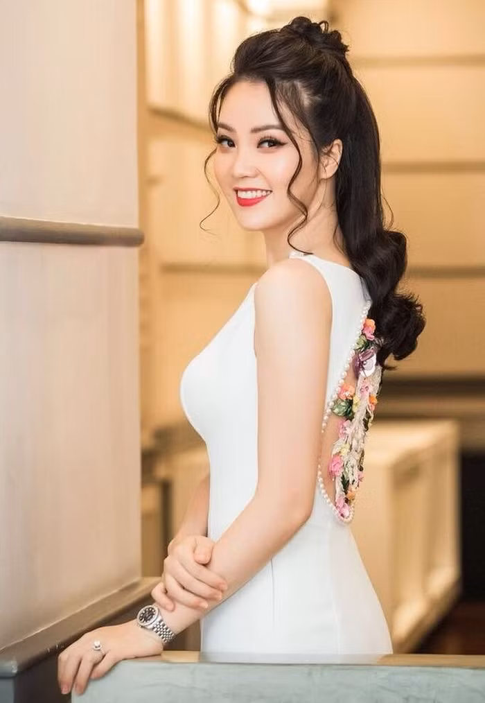 Thụy Vân cũng là nữ MC nhà đài nổi tiếng trên MXH với cuộc sống sang chảnh. Trước đó Thụy Vân được biết đến với ngôi vị Á hậu tại cuộc thi Hoa hậu Việt Nam 2008.